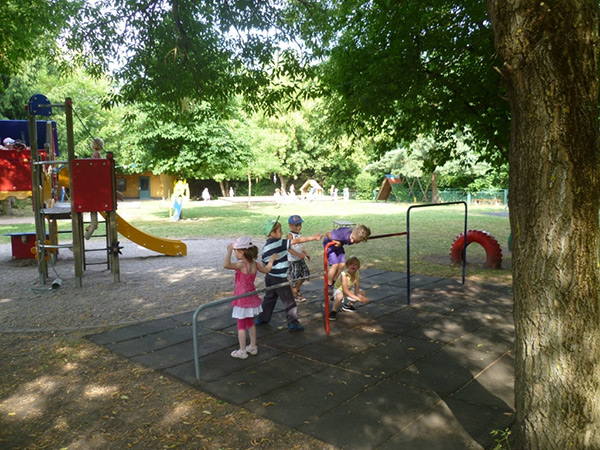 Kinder auf dem Spielplatz