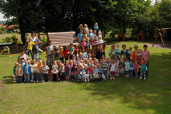 Kindergruppe im Garten