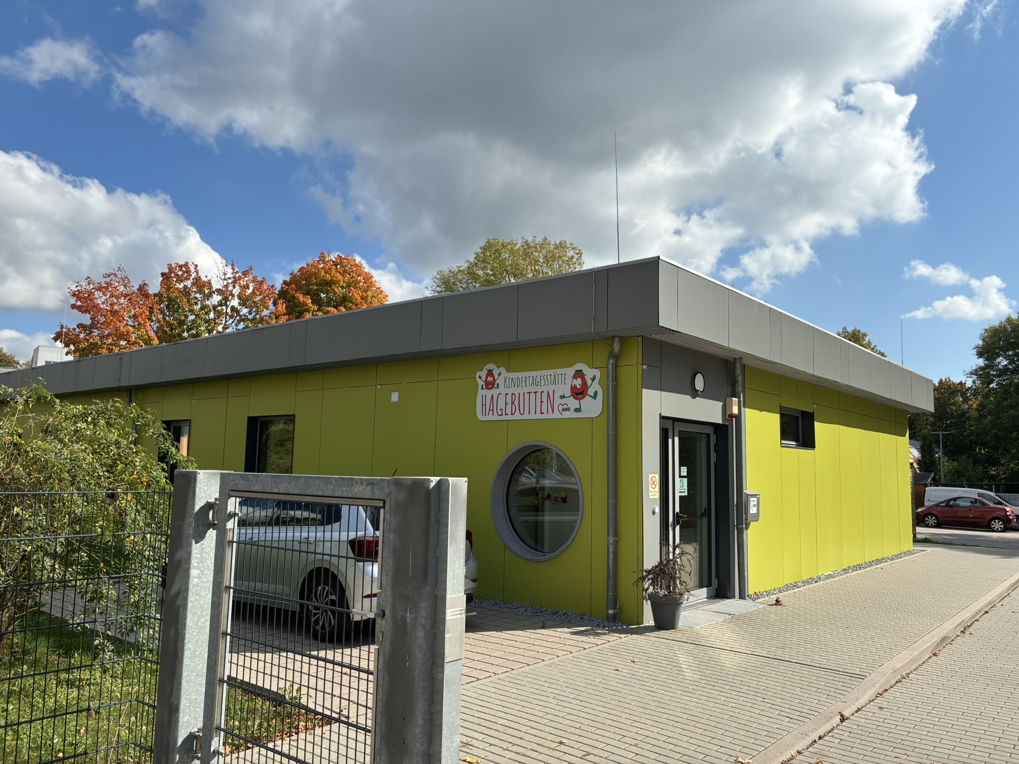 das grüne Gebäude von außen