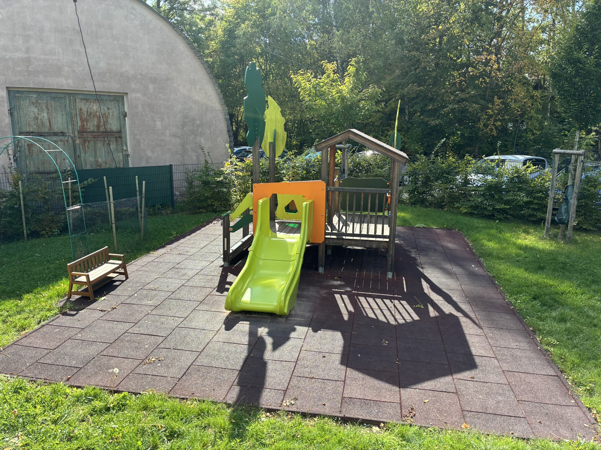 eine Rutsche mit Turm im Garten