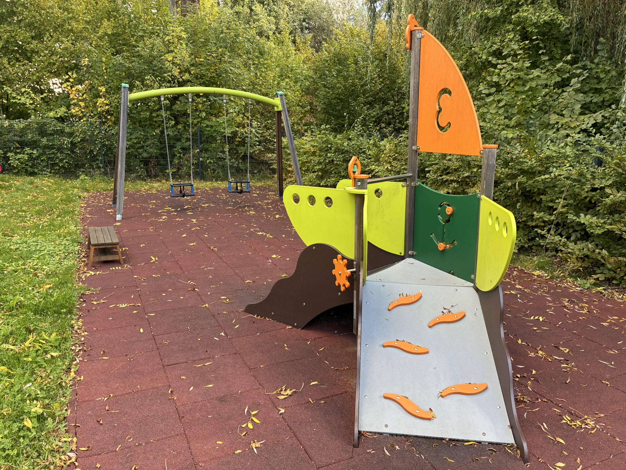 Schaukeln und ein Klettergerüst im Garten