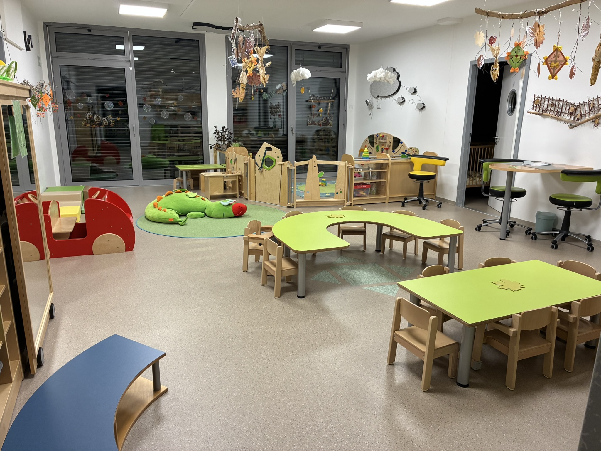 ein Spielraum mit verschiedenen Spielmöglichkeiten und Arbeitsbereichen