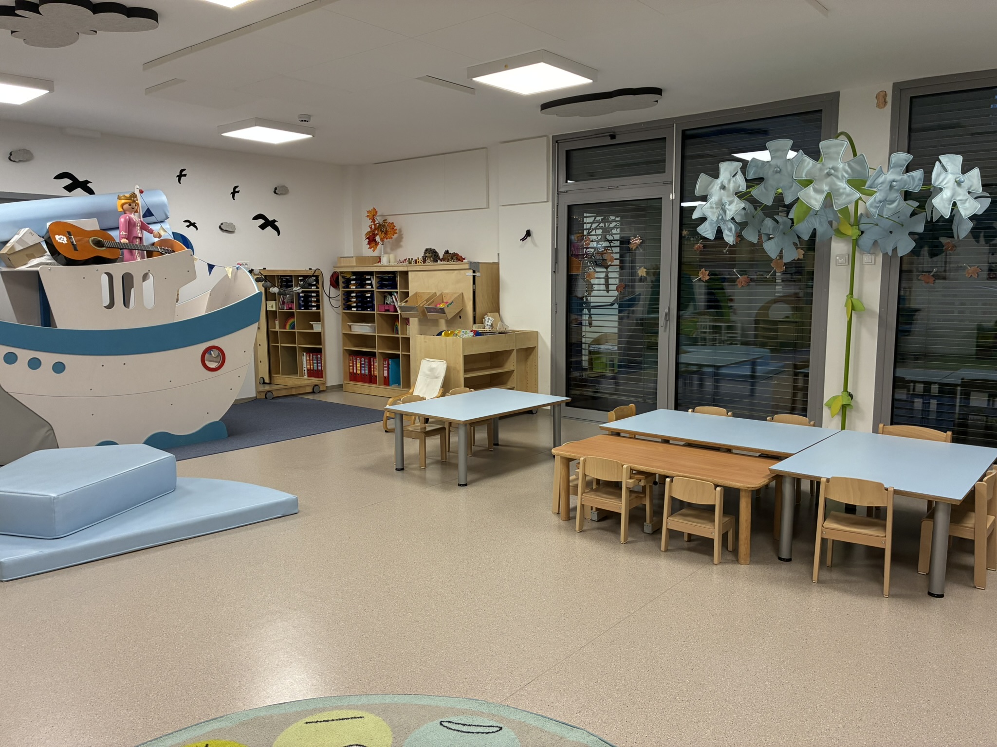 ein Spielraum mit einem großen Holzboot zum spielen